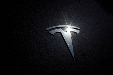　５月８日、テスラのイーロン・マスクＣＥＯは、テキサス州の精製施設で１００万台分のリチウムを生産する見込みだと明らかにした。写真は同社のロゴ。ロサンゼルスで２０２０年７月撮影（２０２３年　ロイター／Lucy Nicholson）