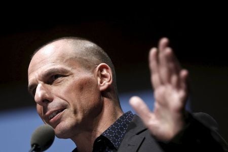 　５月２０日、ギリシャのバルファキス財務相は、支援再開をめぐり６月初旬までに合意する必要があるとの考えを示した。写真はアテネで１９日撮影（２０１５年　ロイター／Alkis Konstantinidis）
