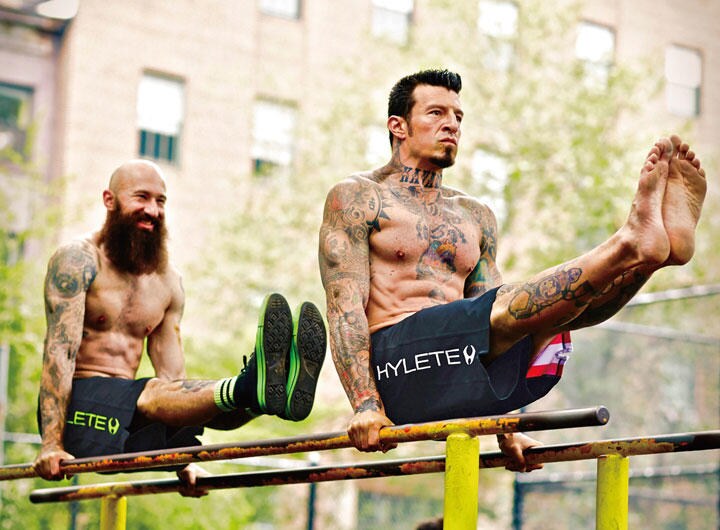 パラレルバーの上でL-シットをするアル（左）とダニー（右）のカバドロ兄弟（『ストリートワークアウト』129ページより）