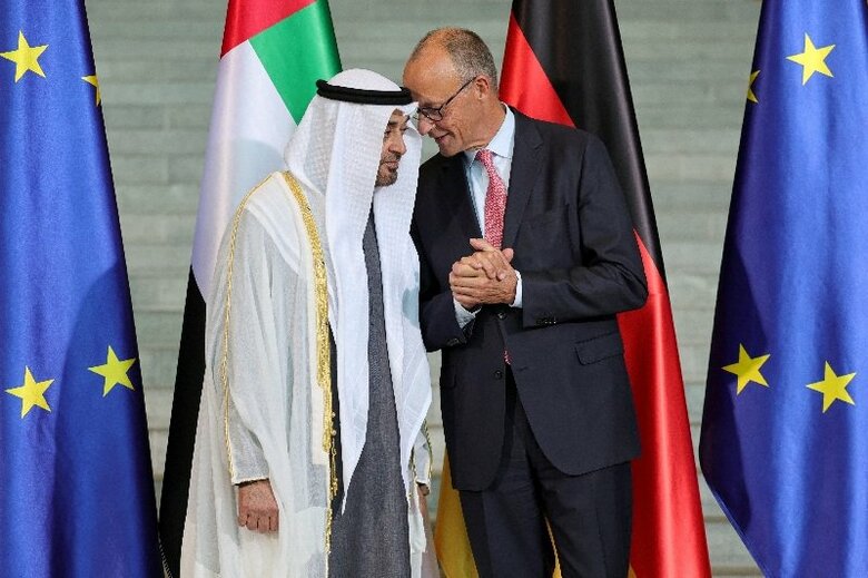 ドイツのメルツ首相と、アラブ首長国連邦（ＵＡＥ）のムハンマド・ビン・ザイド・ナハヤン大統領。ベルリンで１０日撮影。REUTERS/Fabrizio Bensch
