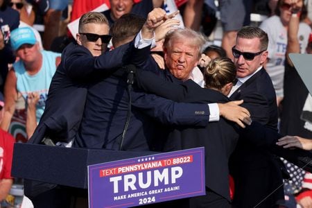 米国土安全保障省の監察官は、トランプ前大統領が銃撃されたペンシルベニア州バトラーでの選挙集会を巡るシークレットサービス（大統領警護隊）の対応について調査している。写真は１３日のペンシルベニア州の選挙集会中に銃撃されたトランプ氏（２０２４年　ロイター／Brendan McDermid）