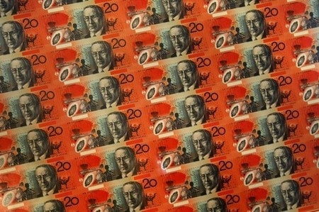 　４月６日、豪ドルは今、さながら「通貨の信任投票」で票を集めるように世界中から資金が流入している。写真は豪ドル紙幣。シドニーで２００８年１０月撮影（２０１６年　ロイター/Tim Wimborne）