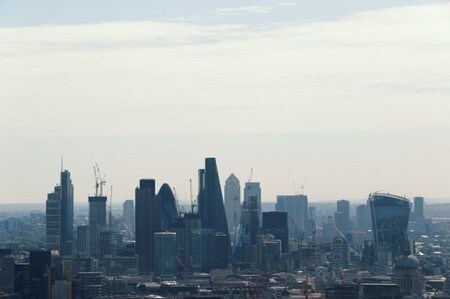 　７月１０日、会計事務所デロイトが発表した、英大手企業の最高財務責任者（ＣＦＯ）を対象とした調査によると、大手企業が投資計画を縮小していることが明らかになった。写真はロンドンの金融街。７日撮影（２０１７年　ロイター/John Sibley）