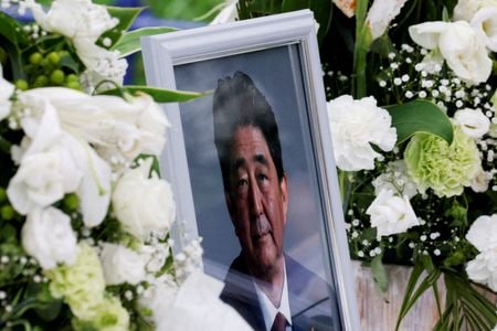 政府は２７日、７月に銃弾に倒れた安倍晋三元首相の国葬を行う。連続在任期間が戦後最長となった元首相の死を国内外が悼む中、岸田文雄政権は国葬の実施を決めたが、銃撃事件は与党・自民党と世界平和統一家庭連合（旧統一教会）の関係を明るみにした。写真は７月１２日、東京の自民党本部で撮影（２０２２年　ロイター/Kim Kyung-Hoon）