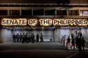 発砲騒動が起きた後、上院の前に集まった警察官たち（5月13日）　ELOISA LOPEZ-REUTERS