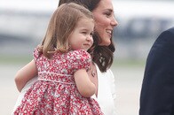 シャーロット王女は「公務のプロ」　監視カメラが捉えた初お辞儀