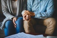 「パートナーに手を握ってもらうと、痛みが和らぐ」