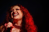 断って正解？ 「自由の女神」姿の米人気歌手が拒否した「バイデンの誘い」