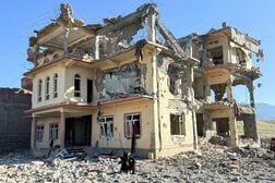 パキスタン、アフガン武装勢力29人殺害　タリバンは民間人死亡と反論
