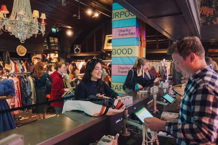 チャリティースーパーマーケットのレジカウンター