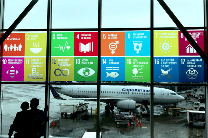 空港に表示されるSDGグローバル指標（写真はパナマのトクメン国際空港）　Susie Hedberg-iStock