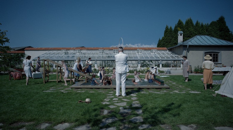 アウシュビッツ強制収容所の隣で暮らす所長一家の生活が描かれる　© Two Wolves Films Limited, Extreme Emotions BIS Limited, Soft Money LLC and Channel Four Television Corporation 2023. All Rights Reserved.