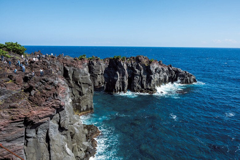 静岡県伊東市の景勝地、城ケ崎海岸　JINFUJIWARA/SHUTTERSTOCK