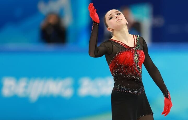 ワリエワ選手のドーピング違反は年齢制限引き上げの決定打となった（写真は2月17日、北京五輪女子シングルのFSに出場した同選手）　Eloisa Lopez-REUTERS