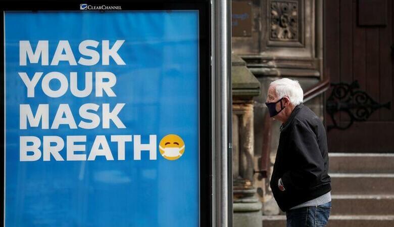 英政府の専門家は２日、このところの新型コロナウイルス感染急増がやや鈍化したことを示すデータが出ているものの、感染再拡大が急ペースに続いている可能性がなお高いという見解を示した。写真は英国で撮影（２０２０年　ロイター/Lee Smith）