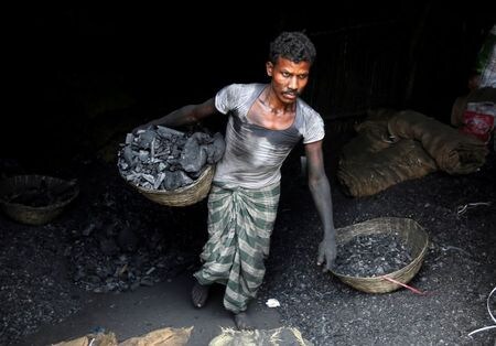 　インドの北部州では、石炭不足のためにたびたび停電が起こり、電力危機が深刻化していることが政府データの分析と住民への取材で分かった。写真は石炭を運ぶ労働者。５月ムンバイで撮影（２０２１年　ロイター/Shailesh Andrade）