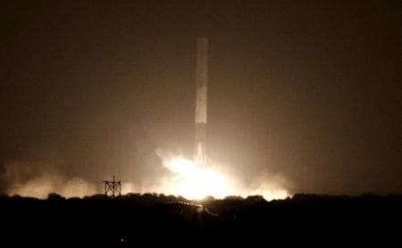 　１２月２１日、米民間宇宙企業スペースＸは、通信衛星を搭載してフロリダ州から打ち上げられたファルコン９ロケットについて、再利用可能な１段目の機体を上空で分離させ、向きを変えて打ち上げ地点近くに引き戻し、無事着陸させることに成功した。写真はフロリダで２１日撮影（２０１５年　ロイター／Joe Skipper）