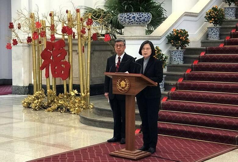 台湾当局は5日、中国本土に居住するすべての中国人の入境を6日から禁止すると発表した。新型コロナウイルスの感染拡大を阻止する。写真は新型コロナウイルスについて記者会見する台湾の蔡英文（ツァイ・インウェン）総統。台湾の首都台北で1月撮影（2020年　ロイター／Fabian Hamacher）