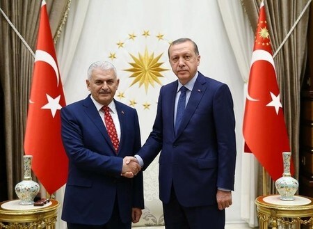 　５月２２日、トルコのエルドアン大統領（写真右）は、ユルドゥルム運輸海事通信相（同左）を新たな首相に指名した。提供写真（２０１６年　ロイター／Kayhan Ozer/Presidential Palace/Handout via REUTERS）