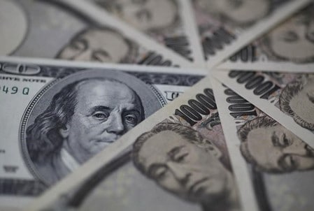 ９月１日、通貨オプション市場で、ドル／円の予想が短期と中長期で異なる動きを示している。都内で２０１３年２月撮影（２０１６年　ロイター/SHOHEI MIYANO）