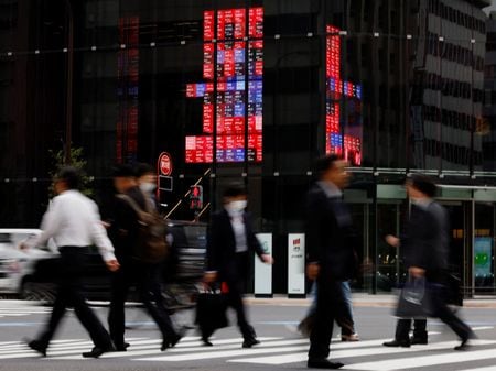 　１１月１日、政府は、物価高を受けた総合経済対策で、定額減税を含めた関連経費を１７兆円台前半とする方向で最終調整に入った。写真は都内で１０月撮影（２０２３年　ロイター／Kim Kyung-Hoon）