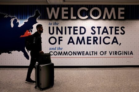 　７月２４日、米政府は専門技能を持つ外国人労働者に発給する一時就労ビザ「Ｈ─１Ｂ」の優先手続きを一部再開すると発表した。写真は６月、ワシントン・ダレス国際空港で撮影（２０１７年　ロイター/James Lawler Duggan）