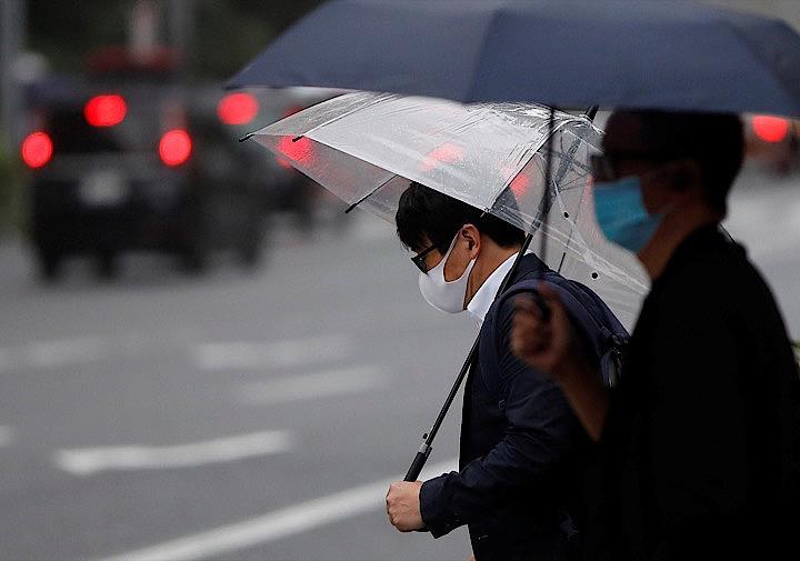 <!-- 都内では新たに366人の新型コロナウイルス感染者が確認された。-->写真は6月15日都内で。REUTERS/Issei Kato