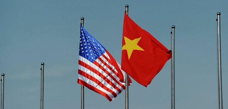 写真は米国とベトナムの国旗。2015年6月、ハノイで代表撮影。REUTERS/Hoang Dinh Nam