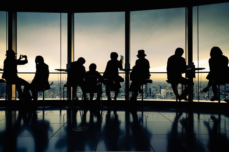 国際比較データでも日本の若者の未婚・恋人なしの比率は格段に高い　bravobravo-iStock.