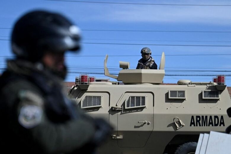6月20日、非常事態宣言を受けてボリビア・エルアルトの町に展開する軍部隊。 REUTERS/Claudia Morales