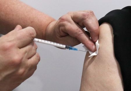 欧州連合（ＥＵ）の医薬品規制当局である欧州医薬品庁（ＥＭＡ）は１８日、英アストラゼネカ製の新型コロナウイルスワクチンについて、接種後に血栓ができるなどの報告事例に関する調査を行った結果、引き続き利点がリスクを上回るという「明確な」結論に至ったと表明した。ベルギーで同ワクチンの接種を受ける人（２０２１年　ロイター／Yves Herman）