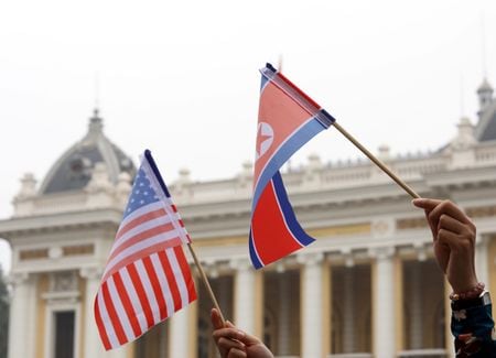 トランプ米大統領は１３日、北朝鮮について「核保有国」という認識を改めて示し、金正恩朝鮮労働党総書記と引き続き良好な関係にあると述べた。２０１９年２月撮影（２０２５年　ロイター/Kham）
