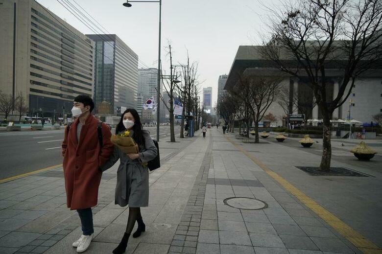 韓国疾病予防管理局（KCDC）は、新型コロナウイルスの国内の感染者が476人増え、4212人になったと発表した。写真はソウルで1日撮影（2020年　ロイター／Kim Hong-Ji）