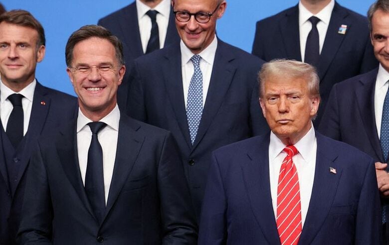 北大西洋条約機構（ＮＡＴＯ）のルッテ事務総長とトランプ米大統領。2025年6月、オランダ・ハーグで撮影。REUTERS/Claudia Greco/File Photo