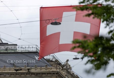 カタールの政府系ファンド、カタール投資庁（ＱＩＡ）はスイス金融大手ＵＢＳによる同業クレディ・スイス（ＣＳ）買収に伴って発生する損失の補償についてスイス当局に対し何かしらの請求ができるかどうかについて法的な助言を求めた。１０日撮影（２０２３年　ロイター/Denis Balibouse）