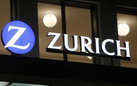 　４月５日、スイスの保険大手チューリッヒ保険は、温暖化ガス排出実質ゼロを目指す保険会社の団体「ネットゼロ・インシュアランス・アライアンス（ＮＺＩＡ）」から離脱すると発表した。写真はチューリッヒ保険のロゴ。チューリッヒで昨年１月撮影（２０２３年　ロイター／Arnd Wiegmann）
