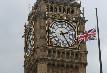 ６月２０日、英国のＥＵ離脱をめぐる２３日の国民投票は、今後の英国とＥＵの将来を方向づけるものとなる。写真は英議員殺害後にビッグベン前に掲げられた半旗。１７日撮影（２０１６年　ロイター/NEIL HALL）