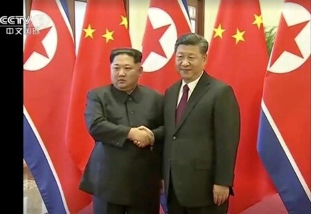 　３月２８日、中国政府は、北朝鮮の金正恩朝鮮労働党委員長が２５日から２８日まで中国を非公式に訪問し、習近平国家主席と会談したことを明らかにした。写真は中国のＣＣＴＶが放送した同朝鮮労働党委員長（左）と、習近平国家主席（右）の握手する様子（2018年　ロイター）