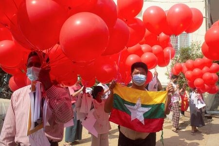 ２７日のミャンマー「国軍記念日」を前に同国第２の都市マンダレーで２６日午前、軍事政権に対する抗議デモが行われた。地元テレビ「ミッジマ」が伝えた。写真は２４日、ヤンゴンで抗議活動を行う人々。（2021年 ロイター/Stringer ）