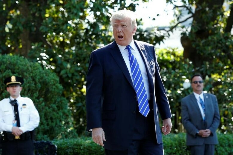 ５月１８日、トランプ米大統領は、ロシア疑惑を巡る捜査に特別検察官が設置されたことを受けて、米国史上「最大の魔女狩り」と批判した。写真は１７日、ワシントンで撮影（２０１７年　ロイター／Yuri Gripas）