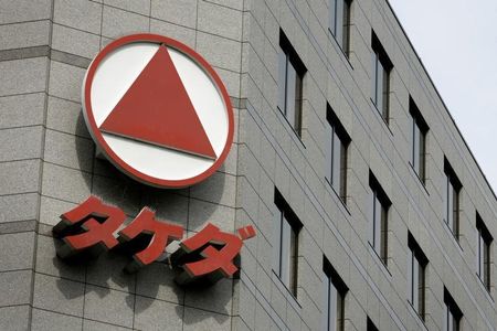 　５月１５日、武田薬品工業 は１５日、２０１６年３月期（ＩＦＲＳ、国際会計基準）の連結営業損益が１０５０億円の黒字に転換する（１５年３月期は１２９２億円の赤字）との見通しを発表した。２００９年７月撮影（２０１５年　ロイター）