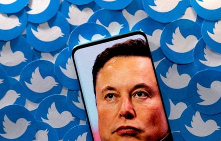 　米実業家イーロン・マスク氏（写真）の弁護団が米ツイッターに対し、「ボット」と呼ばれる実態に乏しいアカウントや、スパム（迷惑）アカウントの割合の調査を担当している従業員の名前を開示するよう求めていることが分かった。４月撮影（２０２２年　ロイター／Dado Ruvic）