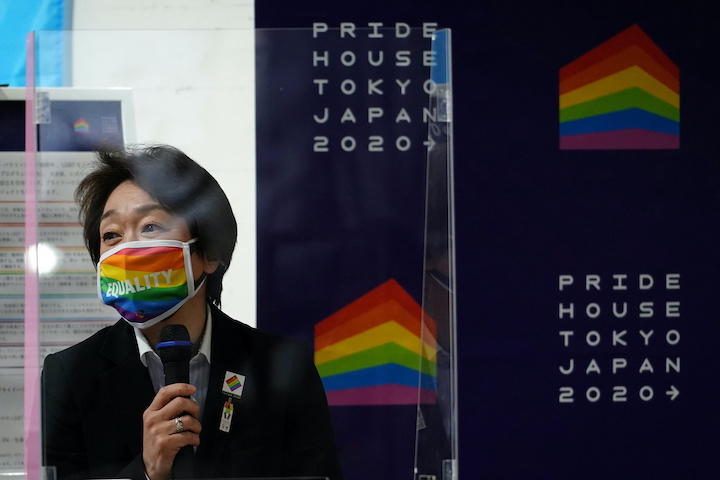 総合LGBTQセンターの「プライドハウス東京レガシー」を訪問した東京五輪組織委員会の橋本聖子会長　Eugene Hoshiko/REUTERS