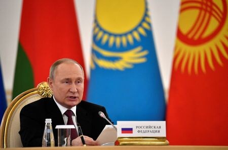 　５月２３日、ロシアのプーチン大統領（写真）は、ウクライナ侵攻とそれに伴う制裁がもたらしている経済の混乱が全て自身のせいだという西側の主張について、真剣に話し合わなければならないと冗談を述べた。写真は１６日ロシアのモスクワでの代表撮影（２０２２年／ロイター）