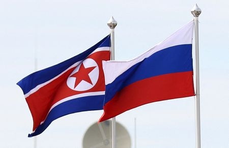 ロシア大統領府のペスコフ報道官は２６日、北朝鮮とあらゆる分野で緊密な関係を構築していくと表明した。両国の国旗、ロシア極東のアムール州での９月の代表撮影。（2023年　ロイター）