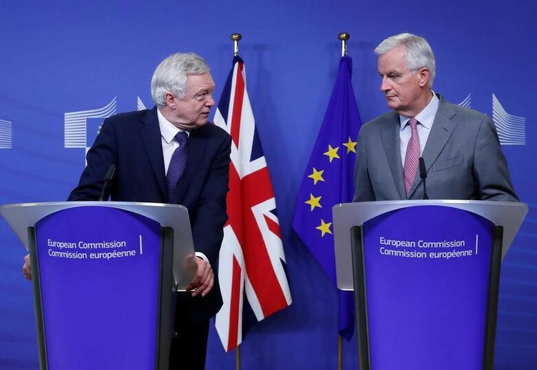 ７月１７日、英国と欧州連合（ＥＵ）の交渉団は英国のＥＵ離脱（ブレグジット）に向けた本格的な交渉に入った。ブリュッセルで行われる第１回交渉は４日間の予定。写真は英国のデービスＥＵ離脱担当相（左）とＥＵ側の交渉担当を務めるミシェル・バルニエ氏（２０１７年　ロイター/Yves Herman）
