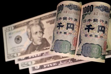 米国時間２６日の外為市場でドルは３４年ぶり高水準の１５７円台に上昇した。写真は２０２２年９月撮影（２０２４年　ロイター/Florence Lo）