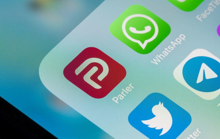 iPhone画面に並んだパーラー（赤）とツイッターのアイコン　BackyardProduction/iStock.