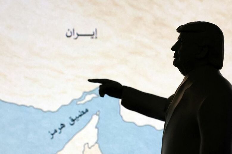写真はホルムズ海峡の地図とトランプ米大統領のイメージ。3月26日撮影。REUTERS/Dado Ruvic