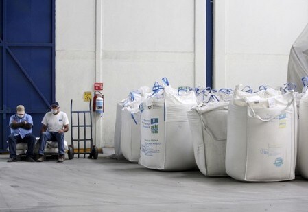 　６月１４日、米国とメキシコは、米国のメキシコ産砂糖輸入に関する協定の見直し交渉で合意に達した。写真は砂糖の入った袋。メキシコのアメカで２０１１年２月撮影（２０１７年　ロイター/Alejandro Acosta）